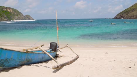 indonesisches pumpboot an einem strand