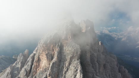 Vista-Aérea-Cinematográfica-Del-Pico-De-La-Montaña-Cubierto-De-Nubes,-Croda-Da-Lago-Dolomitas