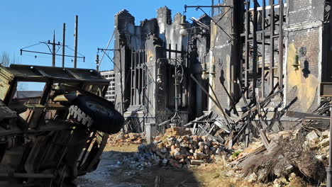 el set de una película de estudio de una destrucción devastada por la guerra o post-apocalíptica