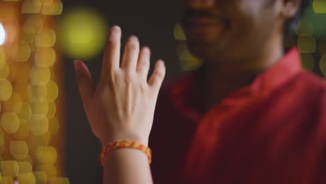la hermana aplica sindoor y arroz al hermano para raksha bandhan