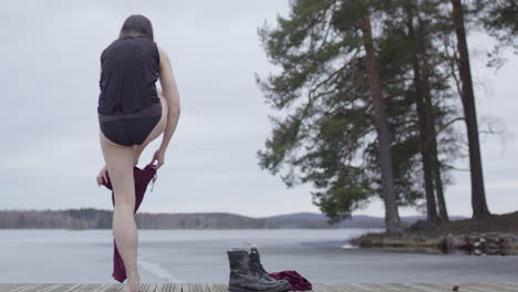 Una-Mujer-Se-Desnuda-Preparándose-Para-Bañarse-En-Hielo.