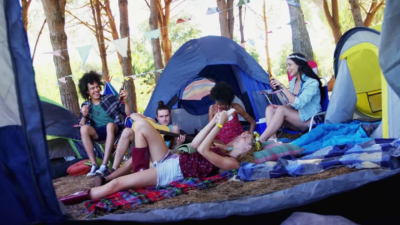 음악 페스티벌 4k에서 즐겁게 지내는 친구들