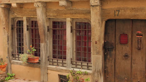 fachada de madera de la maison du chapelain de landemore, casa histórica en ira, francia