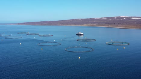 imágenes aéreas de granjas de pesca de salmón en noruega