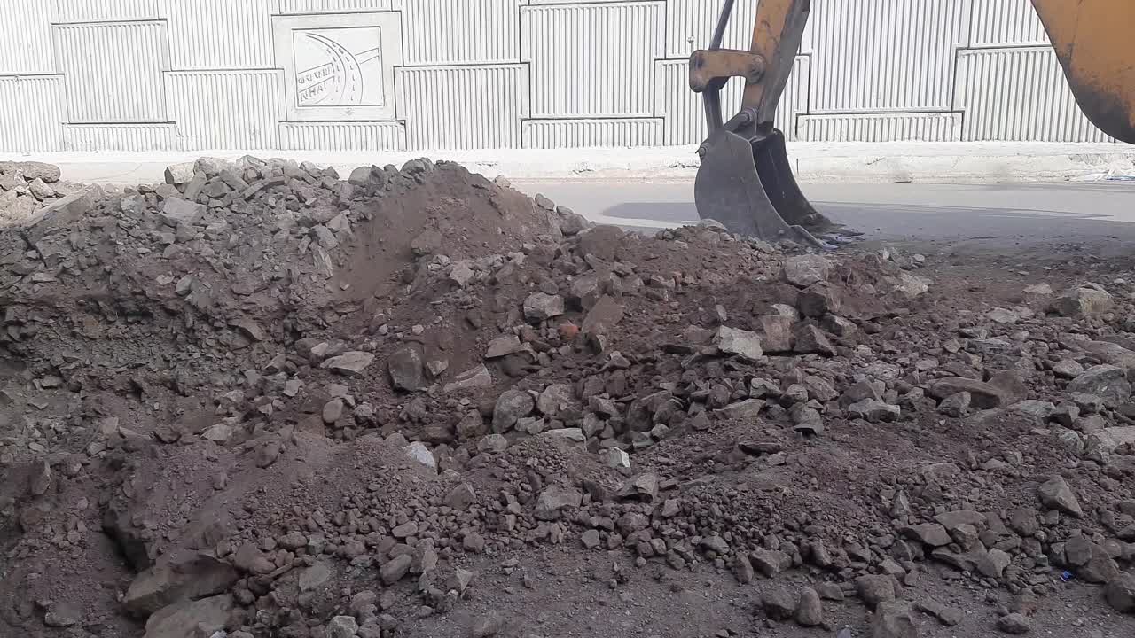 trabajo de ciudad inteligente en proceso, excavación y relleno de carreteras y remoción de suelo