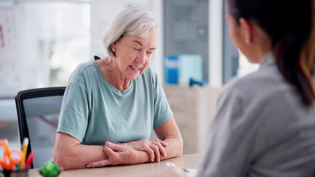 의료, 노인 및 의사와 함께 한 여성
