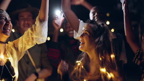 amigos del festival, noche y al aire libre con el baile