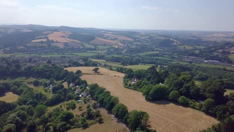 Schwebend-über-Einer-Gemähten-Gelben-Weide-In-Der-Englischen-Patchwork-Landschaft