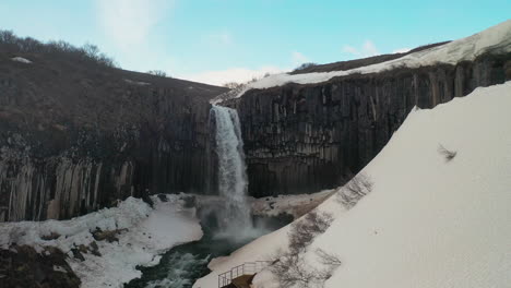 Cascada-Blanca-Svartifoss-En-El-Sur-De-Islandia---De-Ancho