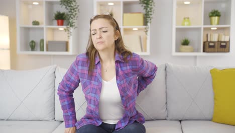 mujer con dolor de espalda baja con hernia.