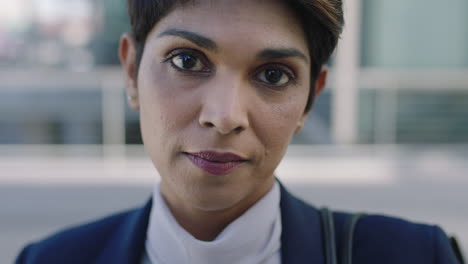retrato en primer plano de una mujer de negocios seria ejecutiva mirando a la cámara pensando pensativo mujer ambiciosa en la carrera corporativa