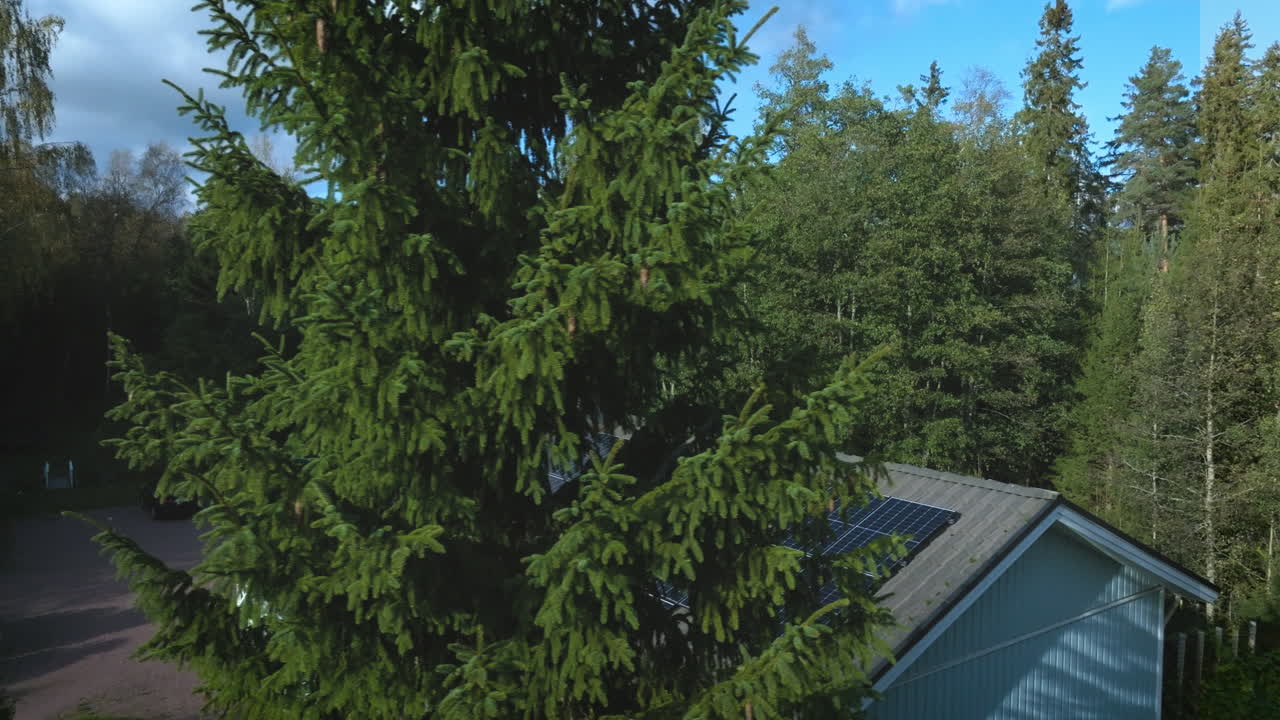 визуализация солнечных элементов с зарядкой батареи в самодостаточном доме, не подключенном к сети