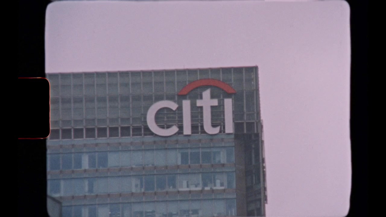 Primo piano del logo dell'edificio per uffici aziendali di Citi Bank