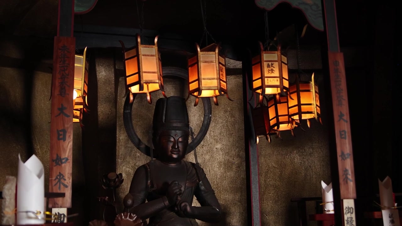 Ryozen Kannon'un içinde oturan bir Buda heykelini saran sıcak fener ışığı, Kyoto'nun Higashiyama bölgesinde samimi bir dua, anma ve ruhsal adanmışlık sahnesi yaratıyor