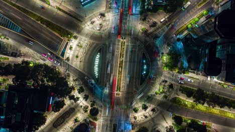 Aerial-Hyperlapse-view-above-traffic-at-a-roundabout,-at-night,-in-Mexico-city,-America---Top-down,-time-lapse,-drone-shot-nocturnal