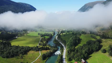 Drohnenaufnahmen-Vom-Fluss-Stryn,-Wolken-Darüber-Und-Einer-Straße-Entlang-Des-Flusses