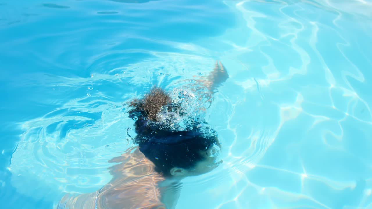 ⁇ 은 날 수영장에서 잠수하는 젊은 혼성 인종 여성의 측면 전망 4k