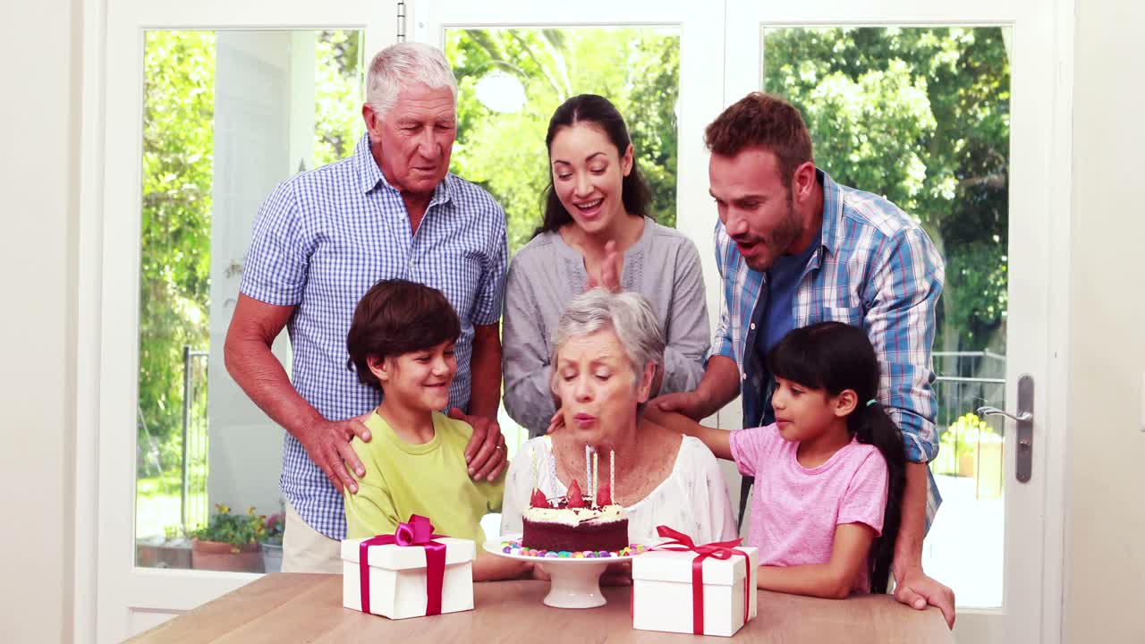 생일을 축하하는 행복한 가족