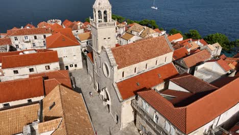 vista aérea de la catedral de san marcos - catedral de korcula en el casco antiguo de korcola, croacia.