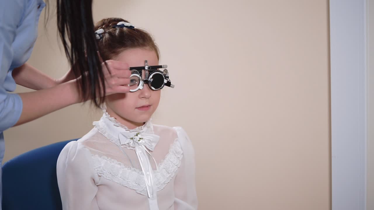 눈 검사를 받는 아이