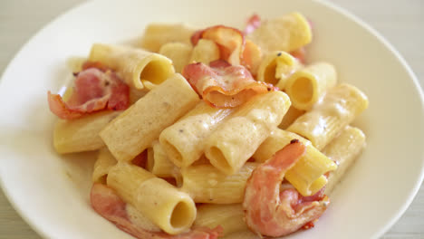 pasta rigatoni de espagueti casera con salsa blanca y tocino - estilo de comida italiana-4