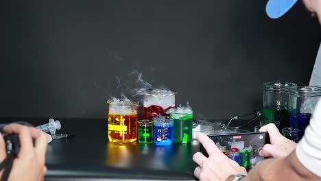 experimento con líquidos coloridos y efectos de humo