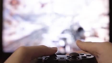 Spielen-Eines-Ego-Shooter-Warfare-Videospiels-Auf-Der-Konsole,-Playstation-Controller,-Schießen-Durch-Zielfernrohr-Intensitätsspiel,-Fokus-Auf-Die-Hände,-Verschwommener-Bildschirm