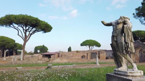 Römische-Statue,-Die-Einen-Mann-In-Ostia-Antica-Darstellt,-Einer-Riesigen-Und-Weltberühmten-Archäologischen-Stätte-In-Einem-Vorort-Von-Rom