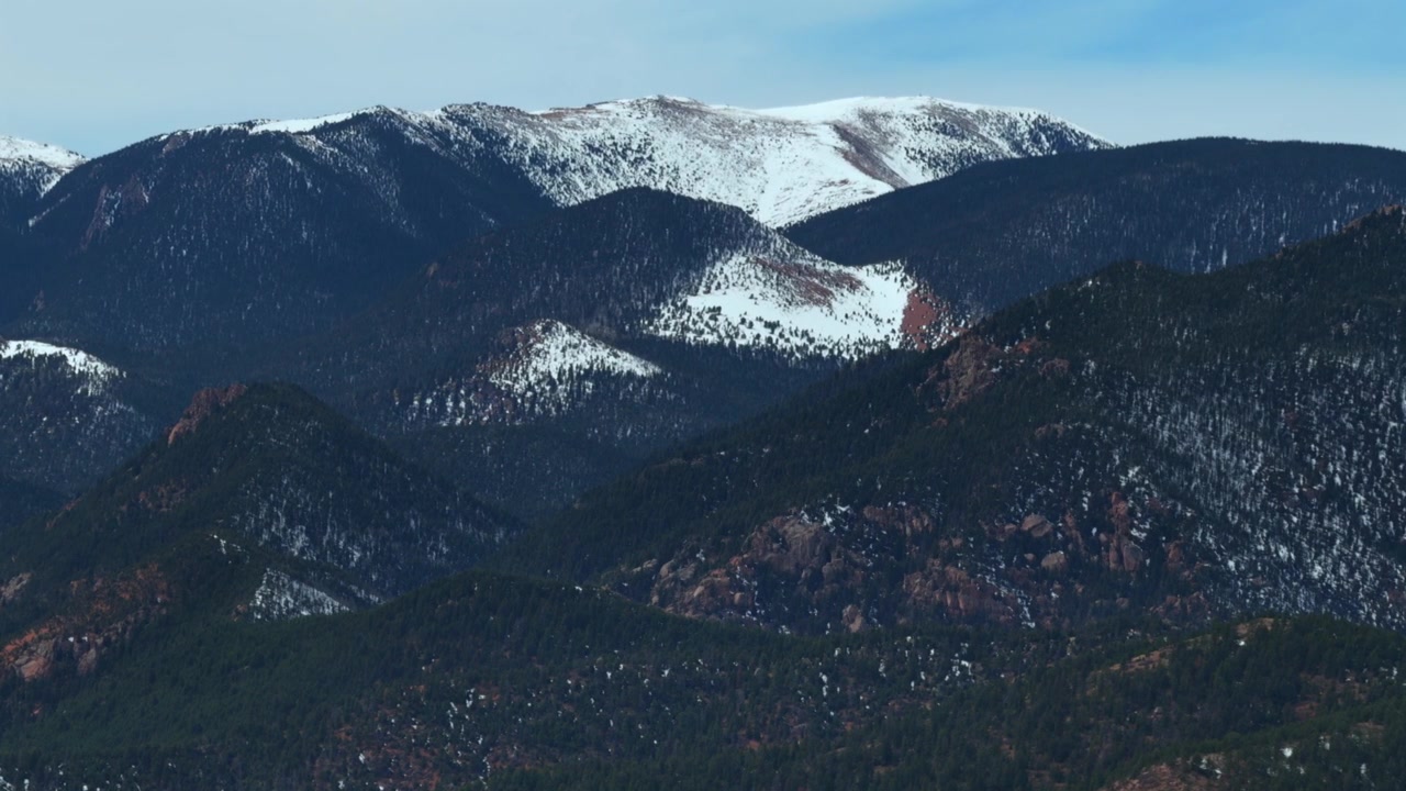 Montagne Cheyenne coperte di neve Front Range Montagne Rocciose paesaggio Colorado Springs Colorado drone aereo The Broadmoor inverno primavera mattina cielo blu nuvole area a sud di Denver Colorado