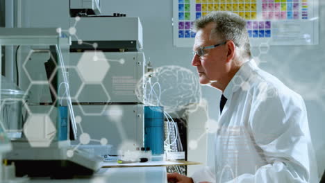 animación de procesamiento de datos con moléculas y cerebros sobre científico caucásico masculino trabajando en el laboratorio