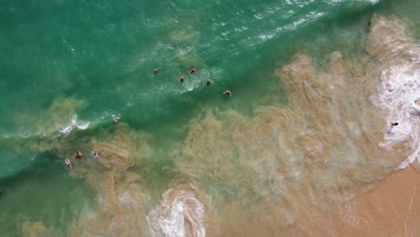 Perfekte-Vogelperspektive-Einer-Langen-Welle,-Die-Langsam-Am-Sandstrand-Verblasst