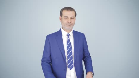 un hombre de negocios reflexivo y calculador.