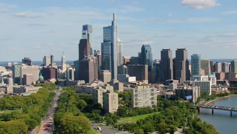 schuylkill 강 연안에 있는 예술 박물관 뒤에 있는 필라델피아 비즈니스 센터의 고층 타워