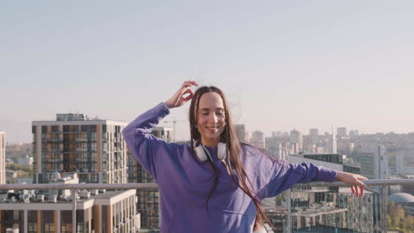 mujer morena en una terraza