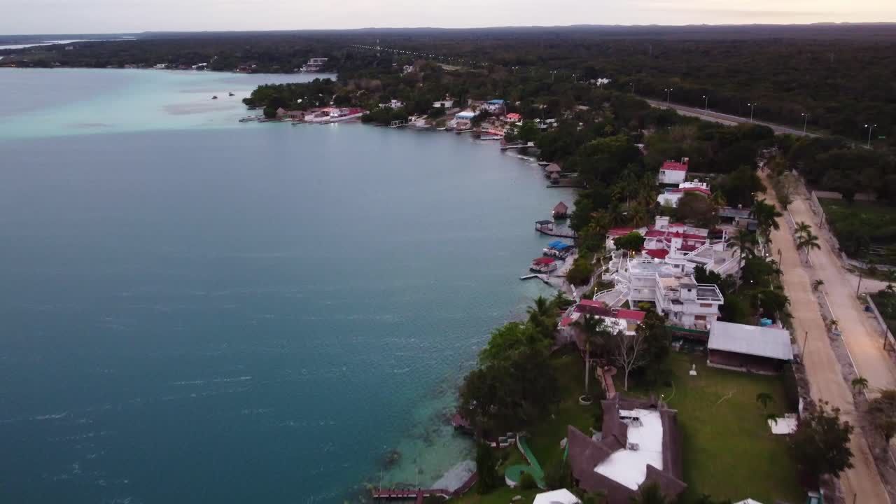 vista aérea del destino turístico de bacalar en quintana roo, méxico