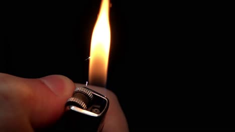 un encendedor en la mano