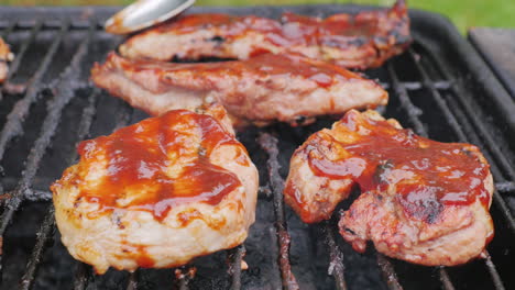 deliciosas costillas fritas en una parrilla de gas 1