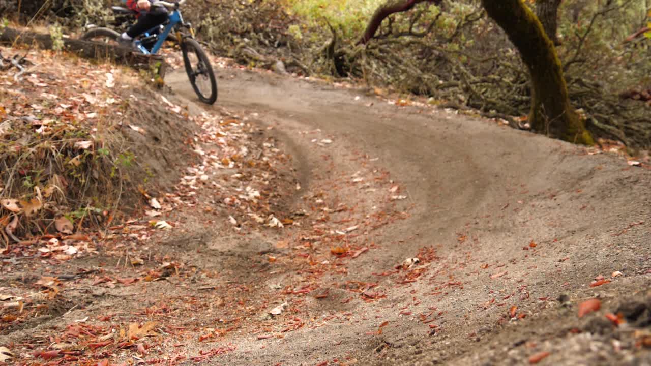 video en cámara lenta del ciclista de montaña estrellándose en el sendero