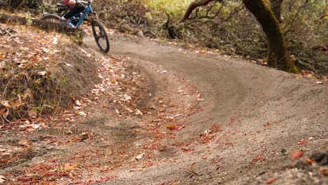 Zeitlupenvideo-Eines-Mountainbike-Fahrers,-Der-Auf-Dem-Trail-Stürzt