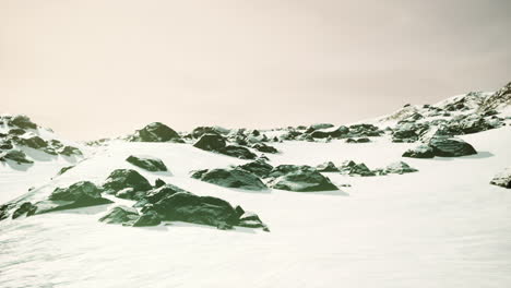 Roca-De-Lava-Y-Nieve-En-Invierno-En-Islandia