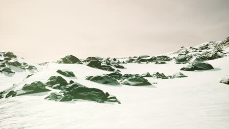 Lavagestein-Und-Schnee-Im-Winter-In-Island