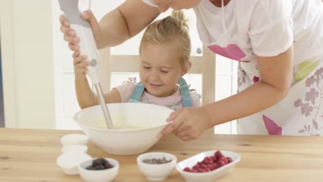 Hübsches-Kleines-Blondes-Mädchen-Lernen-Zu-Backen