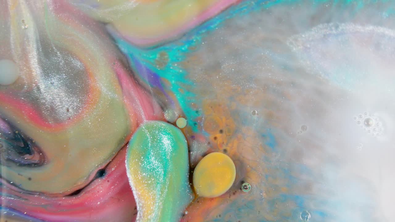 fluido giratorio de tinta líquida de muchos colores creando patrones abstractos