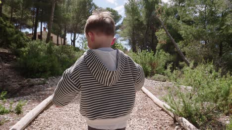 niño sonríe y juega en la naturaleza