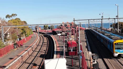 dos trenes que pasan por la estación de brighton beach