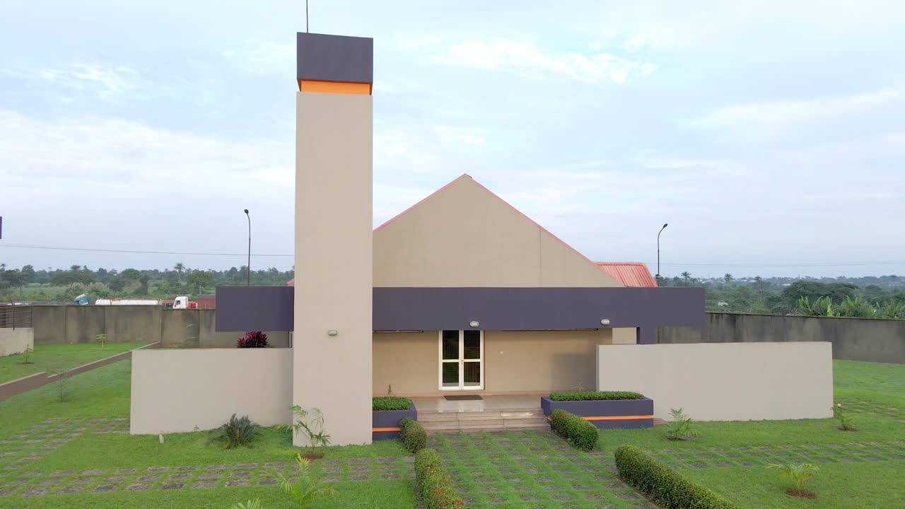 una iglesia africana con diseño simple y césped