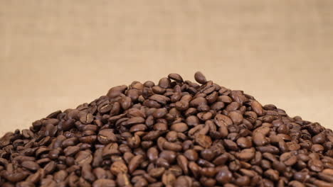 granos de café arábica cayendo en cámara lenta