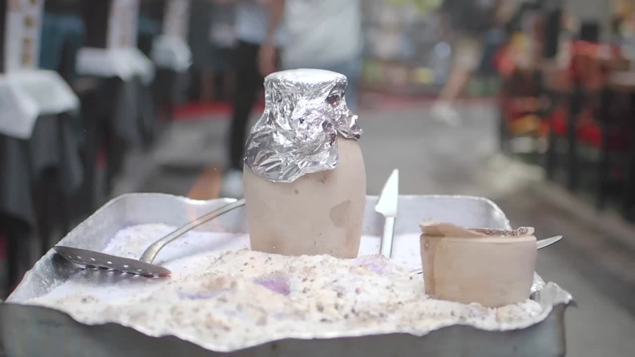 Kebab di ceramica cucinato in strada