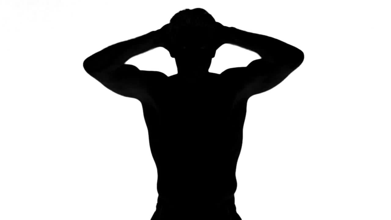 silueta de un hombre tensando los brazos sobre un fondo blanco