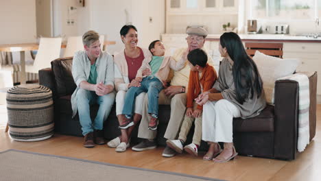 Liebe,-Reden-Und-Große-Familienzusammengehörigkeit-Auf-Einem-Sofa